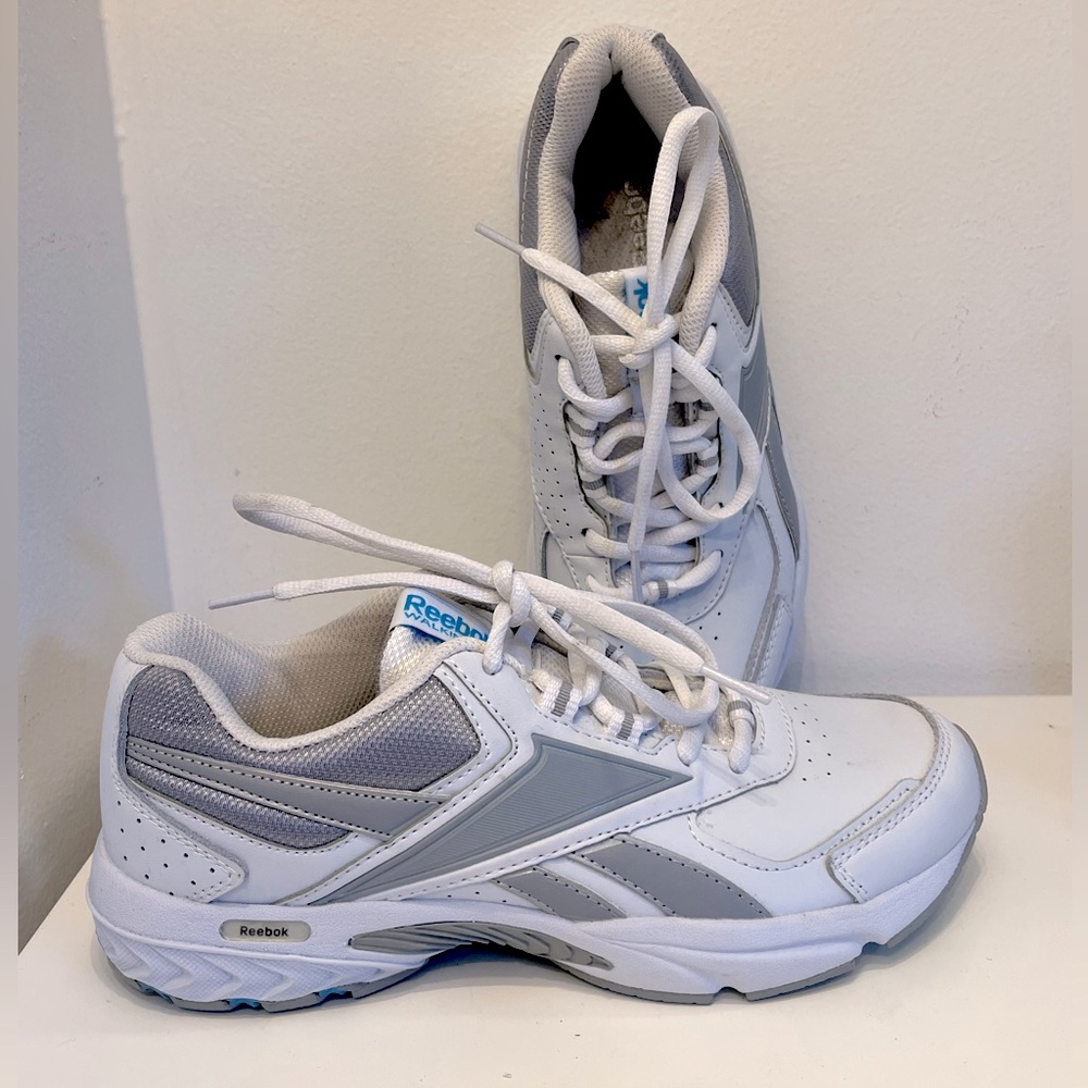Reebok walking shoes like new !!